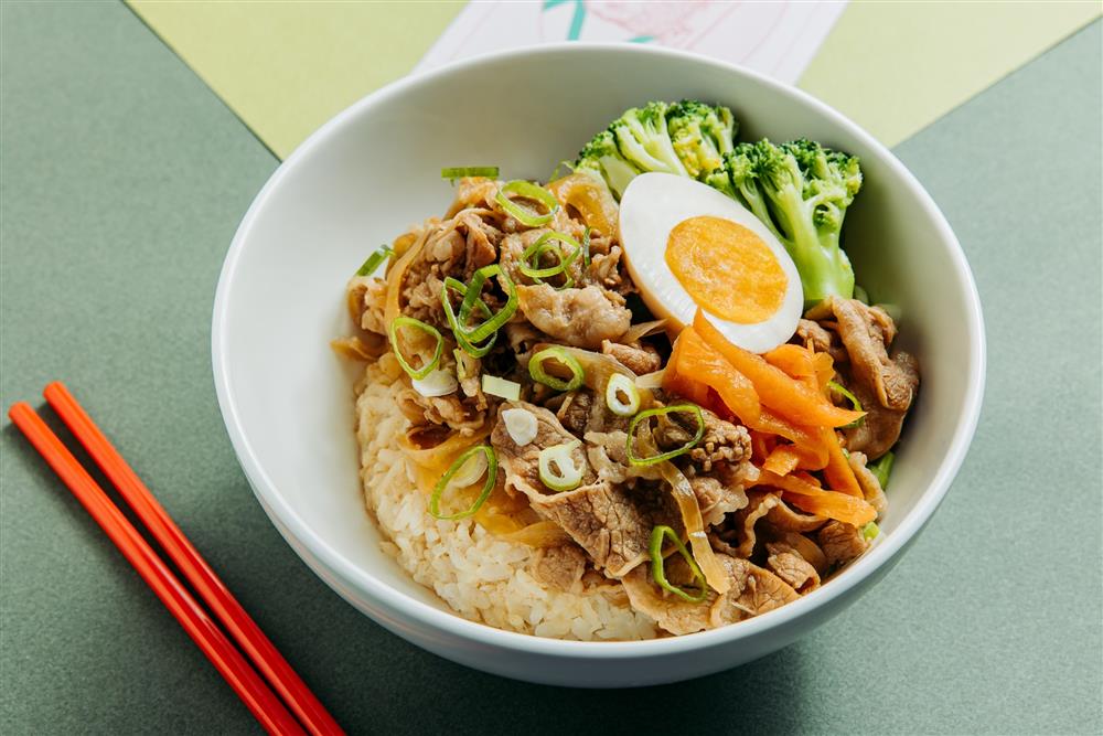 肉大人快餐Express_家常便飯_日式牛丼飯套餐199元_含原味時蔬雞湯、小菜、軟性飲料無限暢飲