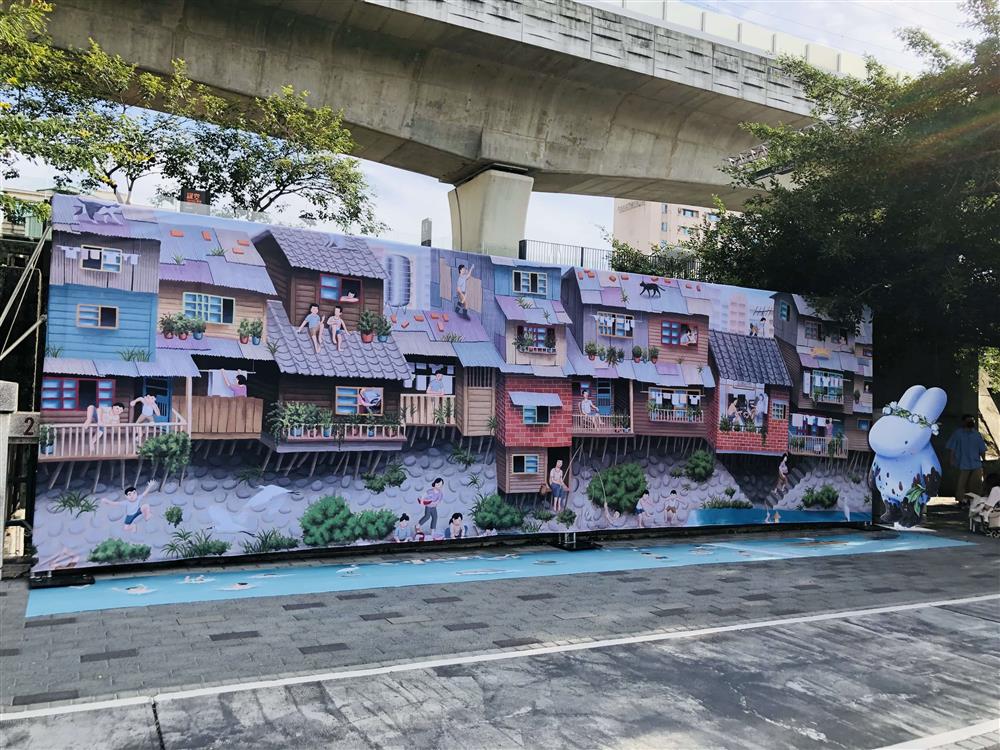 插畫家afu的〈玩泥巴的大白兔〉與良根〈綠川與吊腳樓〉兩件作品完美結合