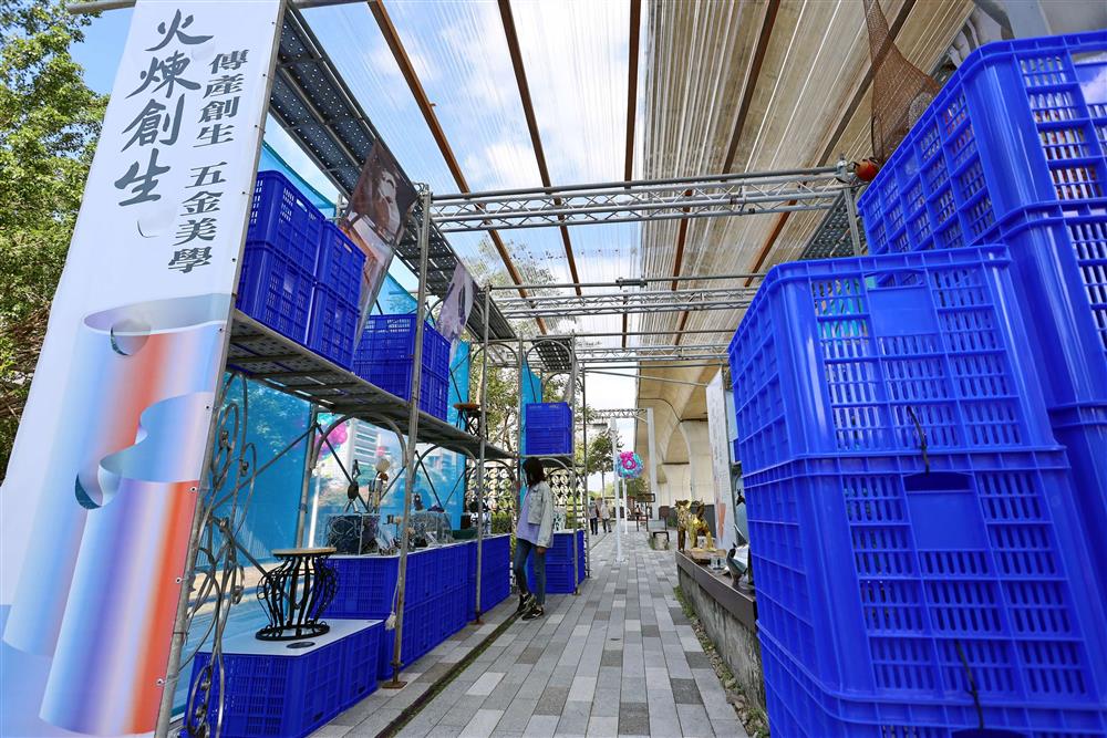 《火煉創生》以鷹架作為展間結構，展示代表東區鐵工產業展品