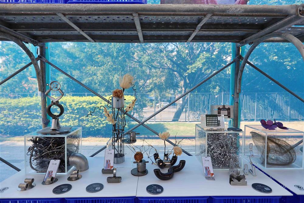 筌美術執行長廖述昌以象徵傳統的廢鐵五金，轉化為藝術品