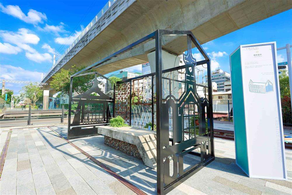 充滿懷舊元素的〈車站 老宅 鐵花窗〉