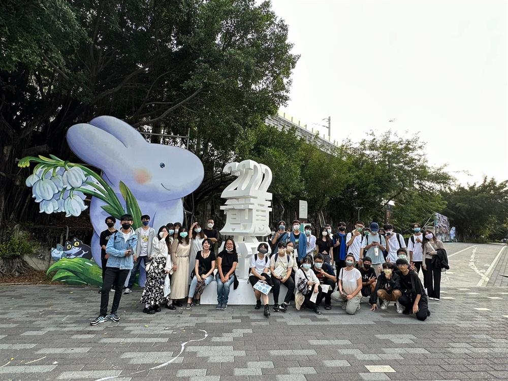 朝陽科大工業設計系學生與2022入口意象與afu的〈大白兔與鈴蘭花〉合影