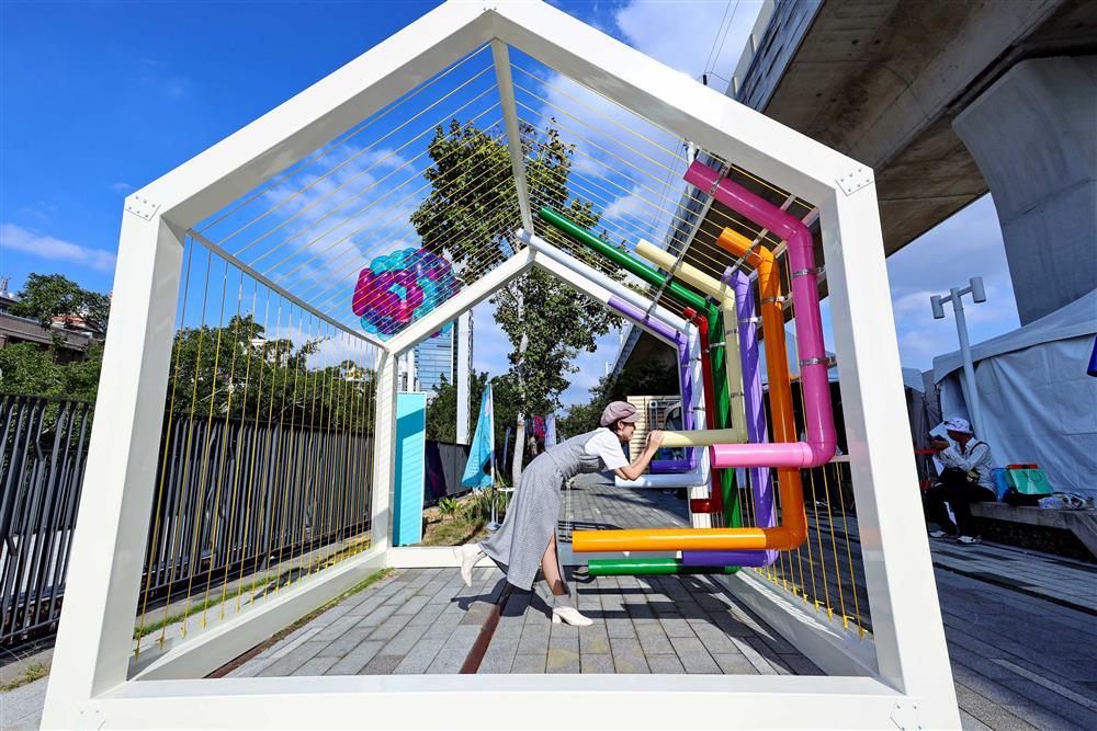 〈聽一町〉以彩色圓管吸引互動