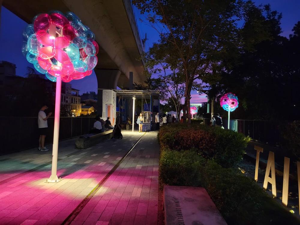 〈在台中遇見花〉在夜晚點亮綠空鐵道