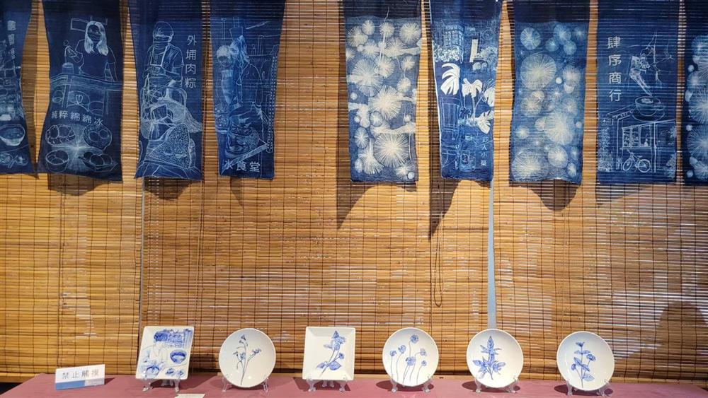 中市教育局陶藝教學中心的「臺中海線印象青花系列瓷器」,將海線的特色景致和老宅窗框圖案,融入故鄉海的味道 中市教育局陶藝教學中心的「臺中海線印象青花系列瓷器」,將海線的特色景致和老宅窗框圖案,融入故鄉海的味道