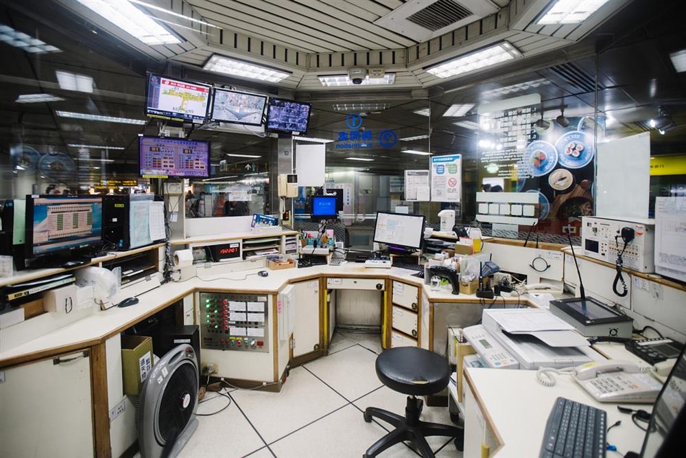 小檔台北捷運再設計03_詢問處內部有大量的反射、過多的張貼、置於高處的CCTV等