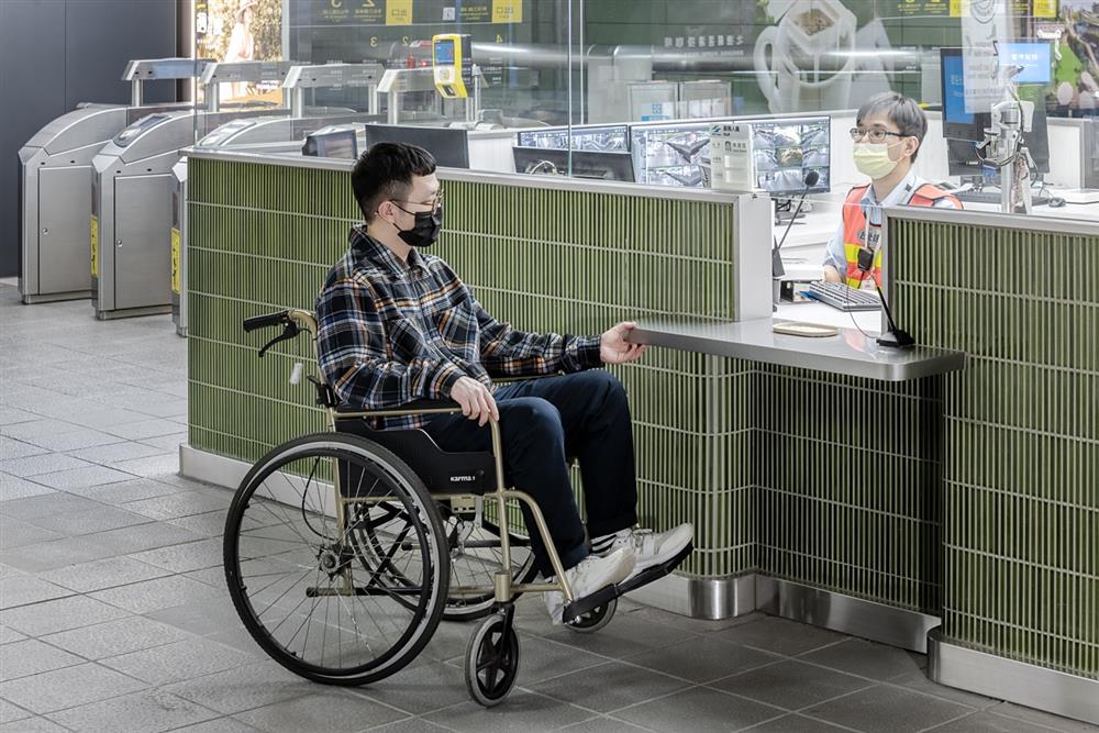 小檔台北捷運再設計16_調整檯面高度及深度、並於下方增加扶手便於站務人員與旅客(輪椅使用者)互動