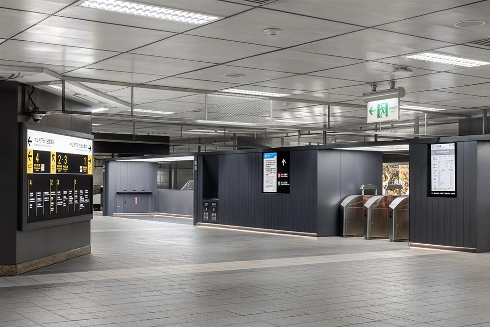 小檔台北捷運再設計其他_After 於閘門兩側設置電子螢幕，輪播重要公告，降低以往詢問處玻璃過多的張貼物