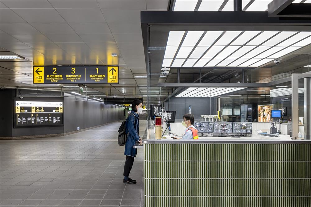 小檔台北捷運再設計10_調整後的詢問處下降監控螢幕高度，改善站務員仰頭監控問題