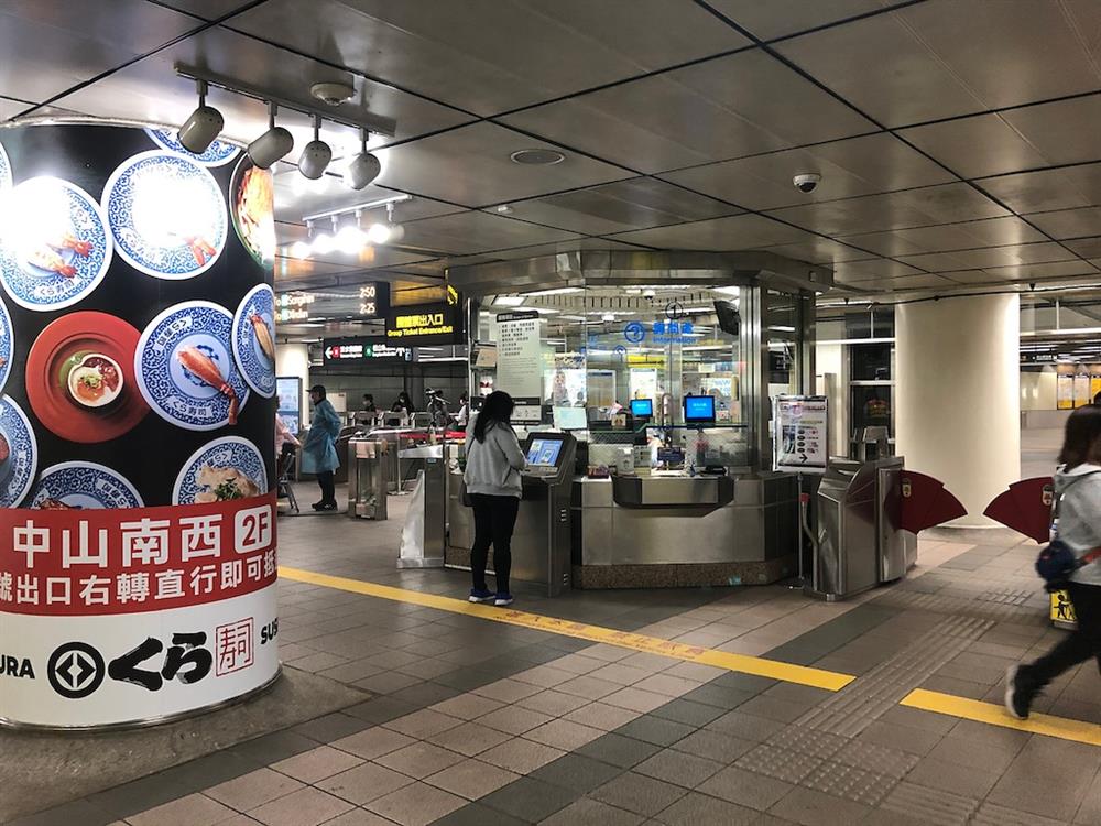 小檔台北捷運再設計02_優化前的詢問處受到車站結構的兩大圓柱包夾，不易顯現出來