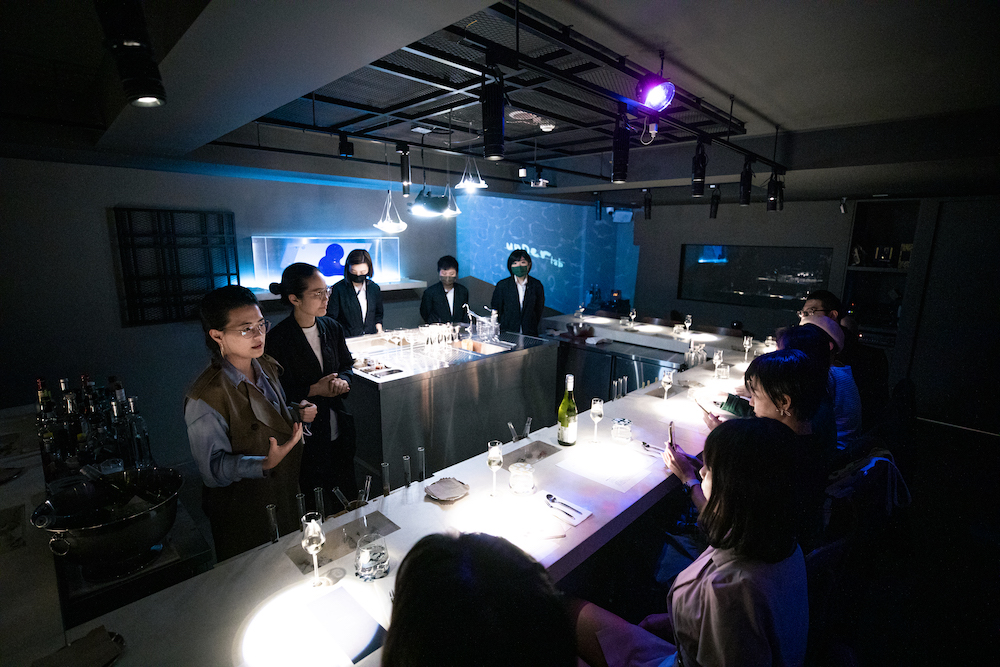 11_unDer Lab周日限定酒單套餐結合光影、音樂與搭配精心設計的餐酒，讓前來的顧客感受真正身歷其境的體驗。