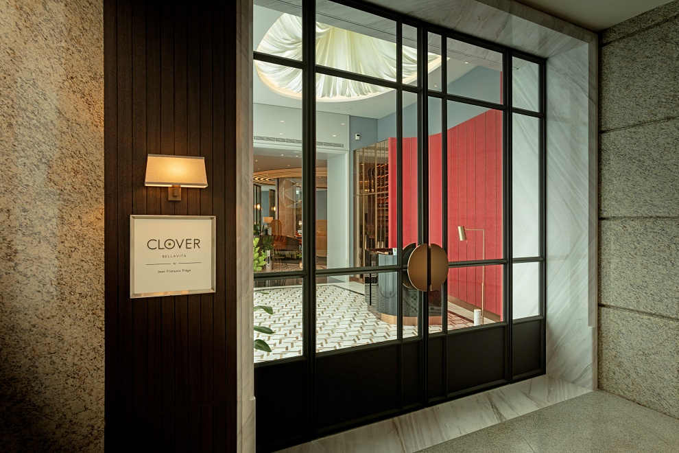 小檔CLOVER BELLAVITACLOVER BELLAVITA佔地 187 坪,座位 100 個席次,包含 1 個可容納 16 人的大型 Chef Room 包廂與 2 個分別為 10 人與 8 人的中型包廂 小檔CLOVER BELLAVITACLOVER BELLAVITA佔地 187 坪,座位 100 個席次,包含 1 個可容納 16 人的大型 Chef Room 包廂與 2 個分別為 10 人與 8 人的中型包廂
