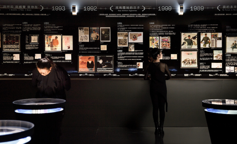 03_ 登月艦艙中『A Life Story 烈火青春』展區,大事記展牆將張雨生個人歷程與台灣音樂產業、社會脈絡並陳,結合歷史文物,梳理他在地球的生命軌跡。 03_ 登月艦艙中『A Life Story 烈火青春』展區,大事記展牆將張雨生個人歷程與台灣音樂產業、社會脈絡並陳,結合歷史文物,梳理他在地球的生命軌跡。