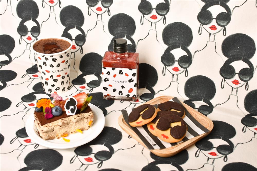 CAxAO_18餐點上皆可⾒見見alice + olivia標誌紅唇及Stacey Face經典娃娃頭