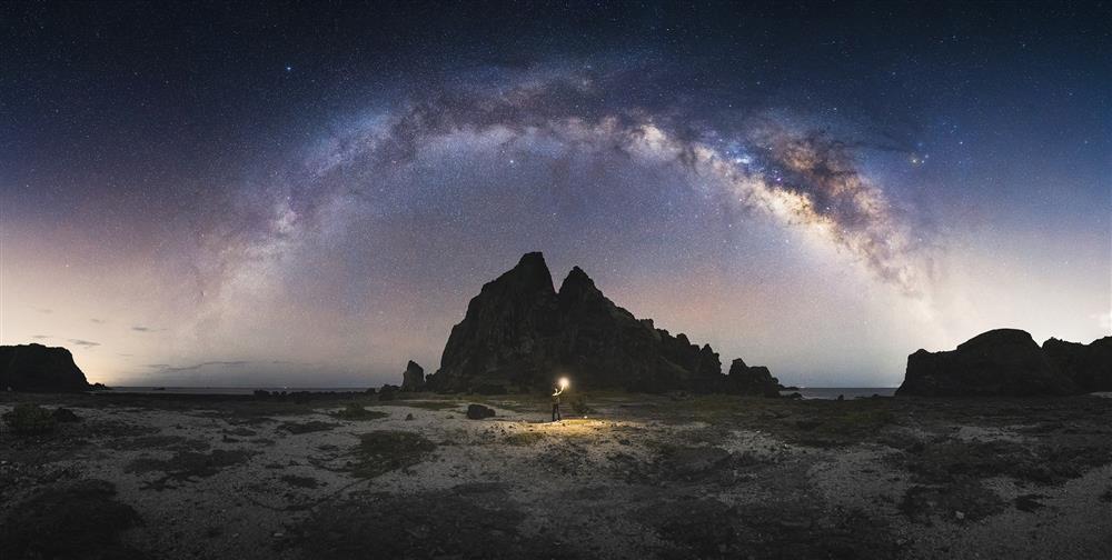 【新聞照片2】攝影類 臺灣入圍作品_Light in the dark (黑夜中的光) ／Lee Yi-Chang