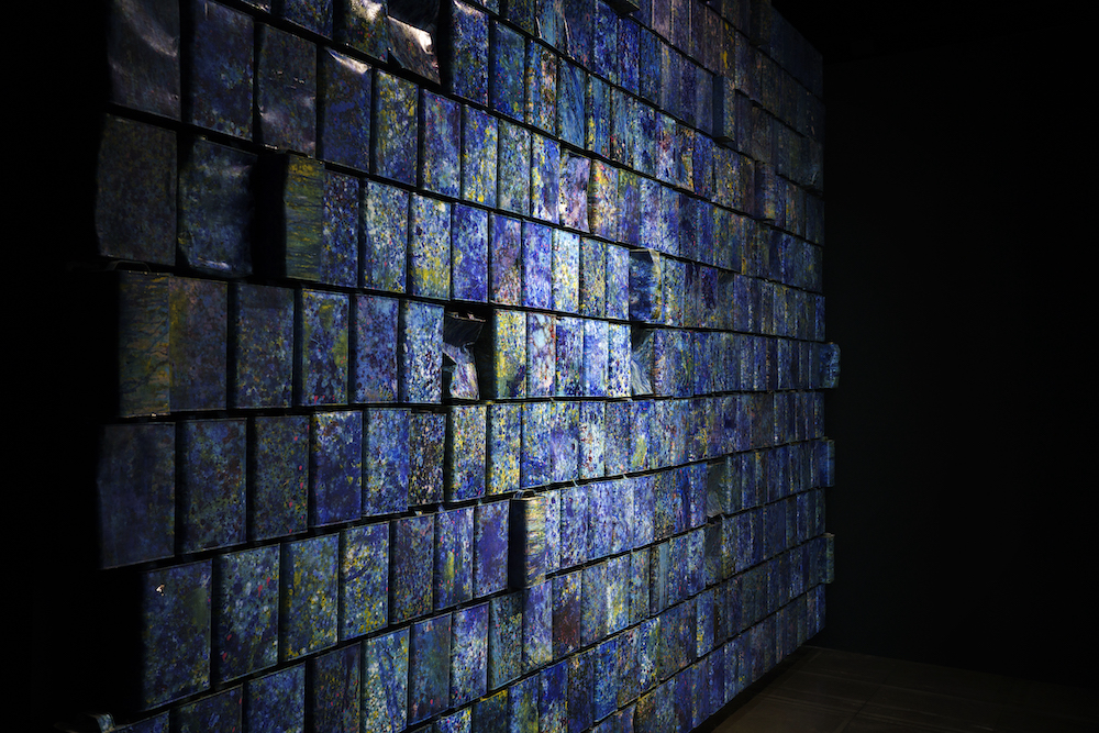 臺東美術館_藍色幻想曲Fantasie in Blue 2022 油彩、複合媒材 Oil ＆ mixed media 300 x 420 x 80 cm_攝影 高信宗