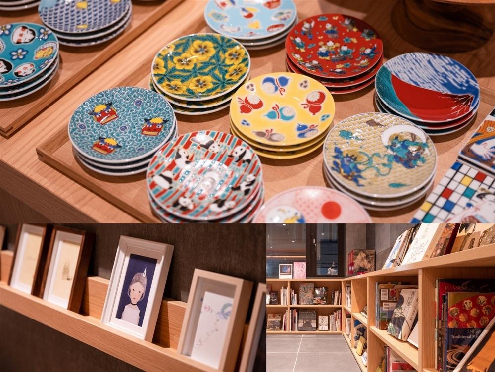 圖4:旅客可在大廳樓層將飯店嚴選的餐具、藝術擺設、書籍拿回自己房間使用,生活雜貨的租借服務,豐富下榻旅客的東京住宿生活。(圖片來源:ⒸCOSMOS HOTEL MANAGEMENT CO., LTD.) 圖4:旅客可在大廳樓層將飯店嚴選的餐具、藝術擺設、書籍拿回自己房間使用,生活雜貨的租借服務,豐富下榻旅客的東京住宿生活。(圖片來源:ⒸCOSMOS HOTEL MANAGEMENT CO., LTD.)