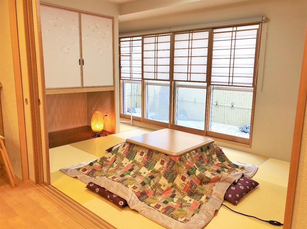 圖6:入住套房「聚集(集い)」,旅客可從賞雪拉門(雪見障子)來觀賞鋪設小石的日式庭園。(圖片來源:ⒸCONDOMINIUM HOTEL欅庵) 圖6:入住套房「聚集(集い)」,旅客可從賞雪拉門(雪見障子)來觀賞鋪設小石的日式庭園。(圖片來源:ⒸCONDOMINIUM HOTEL欅庵)