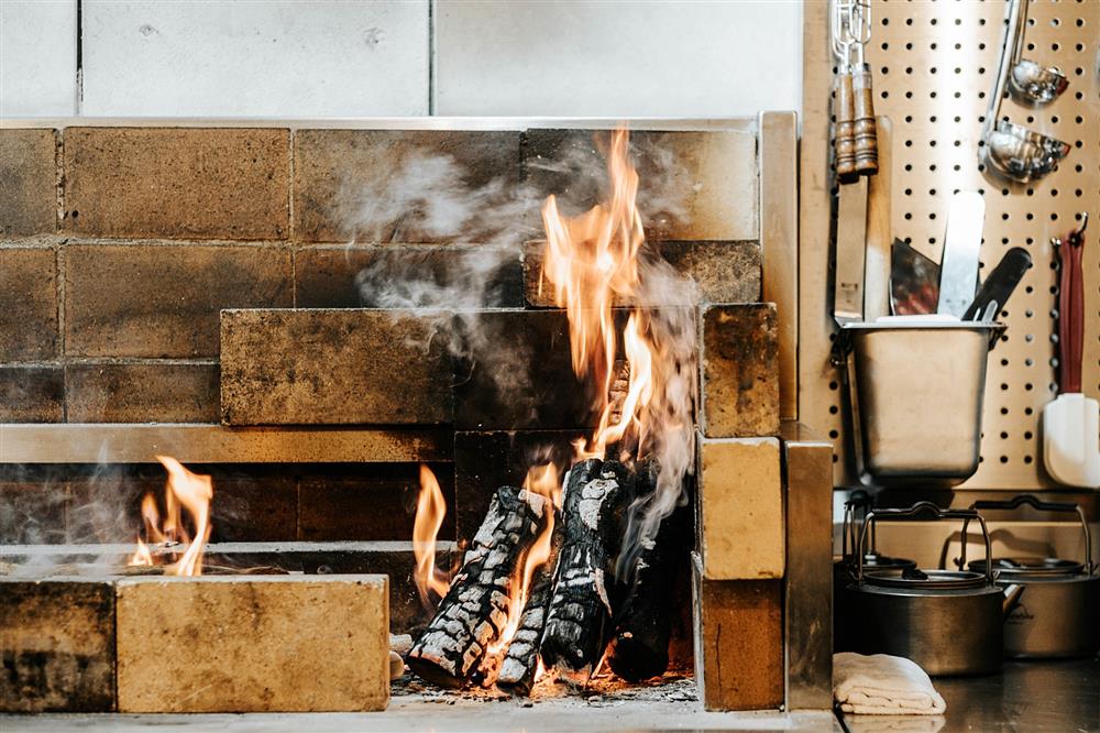 小檔因柴燒的溫度難以掌握，因此每一道料理都需全神貫注掌握火侯。