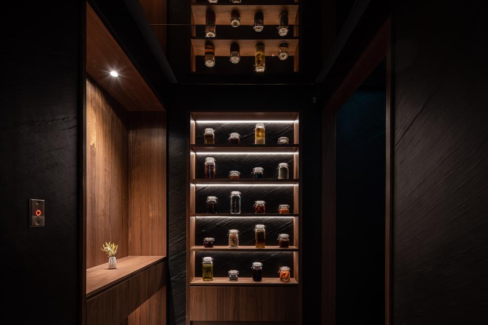 AD ASTRA_玄關處醃漬品牆面