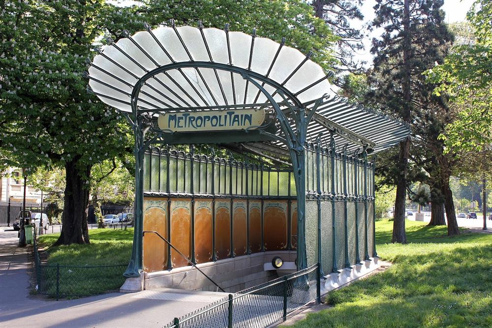 由新藝術派建築師 Hector Guimard 設計的扇形玻璃遮棚「édicule」