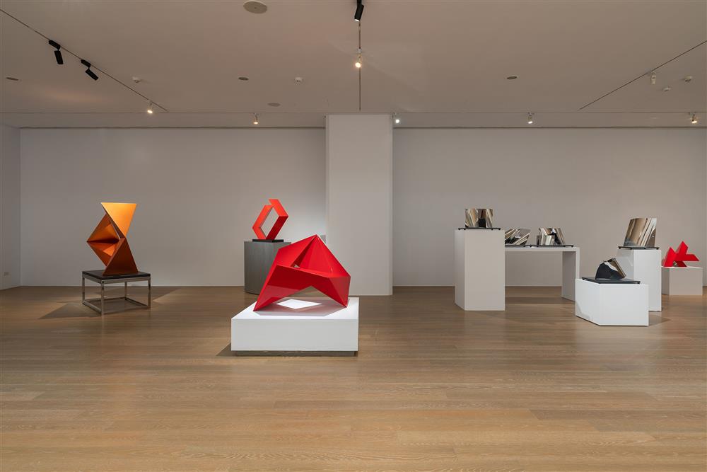 剛柔俱現，看見鋼雕和陶塑的跨度對話