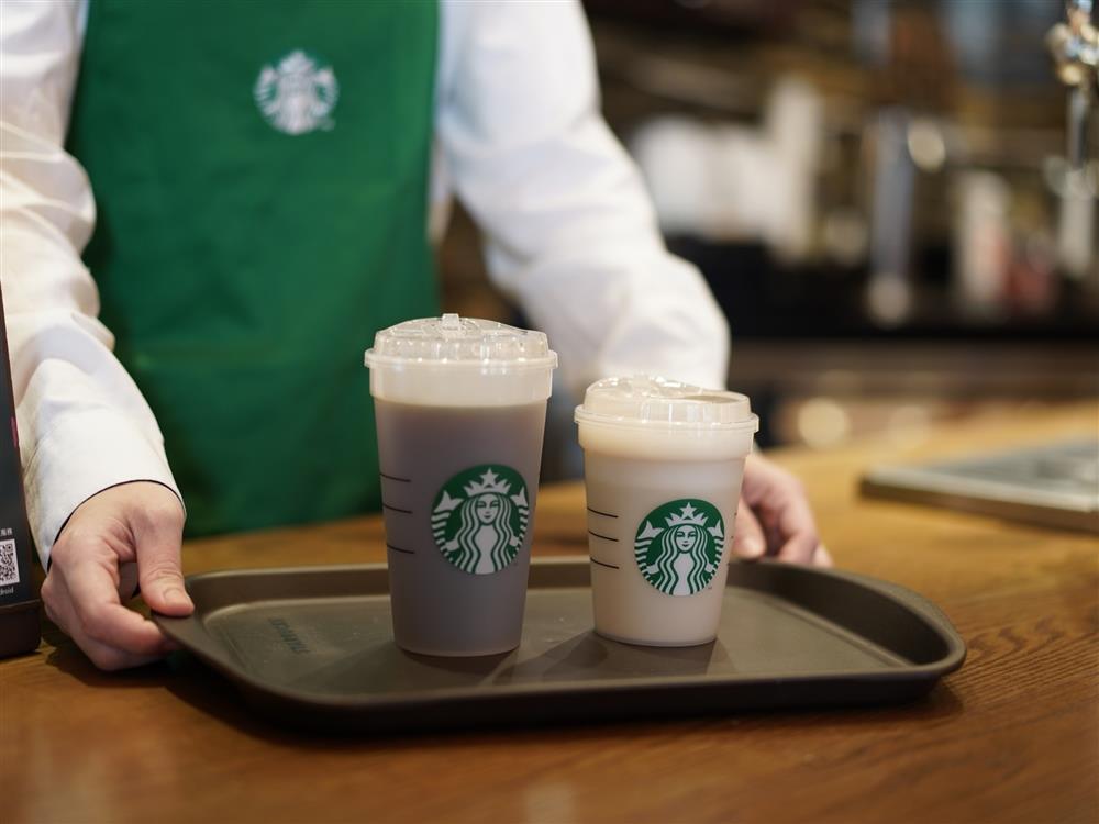 顧客只要登入星巴克APP，並至有導入循環杯計畫之門市點購現場調製飲料，並告知門市夥伴欲使用循環杯，每杯預扣押金50元即可租借循環杯 (2)