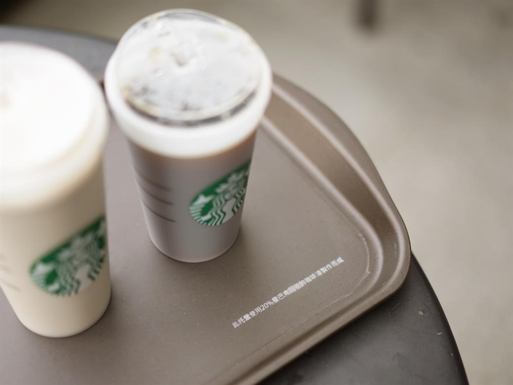 一直以來星巴克致力將環境與地球變得更加美好，落實回收再利用的永續循環精神，全門市更導入以咖啡渣製成的托盤