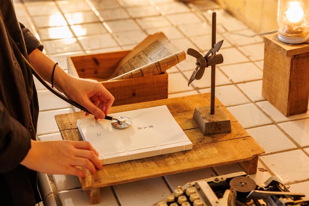 7. 以聽診器聆聽書本的聲音