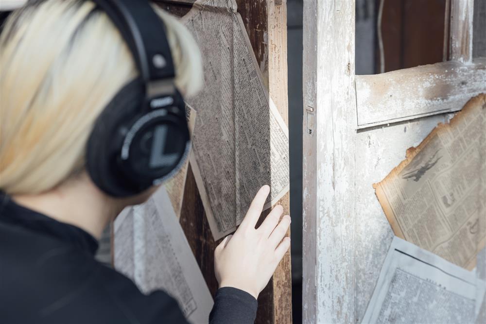 6. 記憶放送時空門 概念以書頁傳遞訊號，門作為通道，穿越百年時空