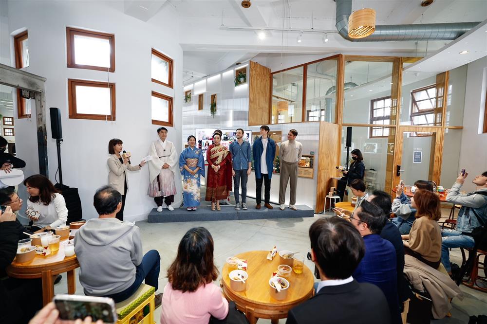 福爾摩沙進香團今日於新富町市場裡的萬華世界舉辦同學會