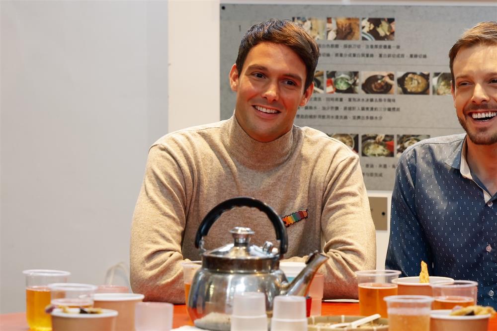 即將於今天首播的第八集「同志 X法國」，由模特兒亨利擔任領旗人