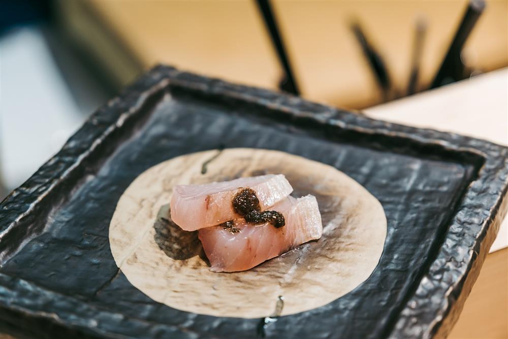 小檔布袋漁港旁的日式餐酒館「月実柴饗」石橋搭配雨來菇淋醬