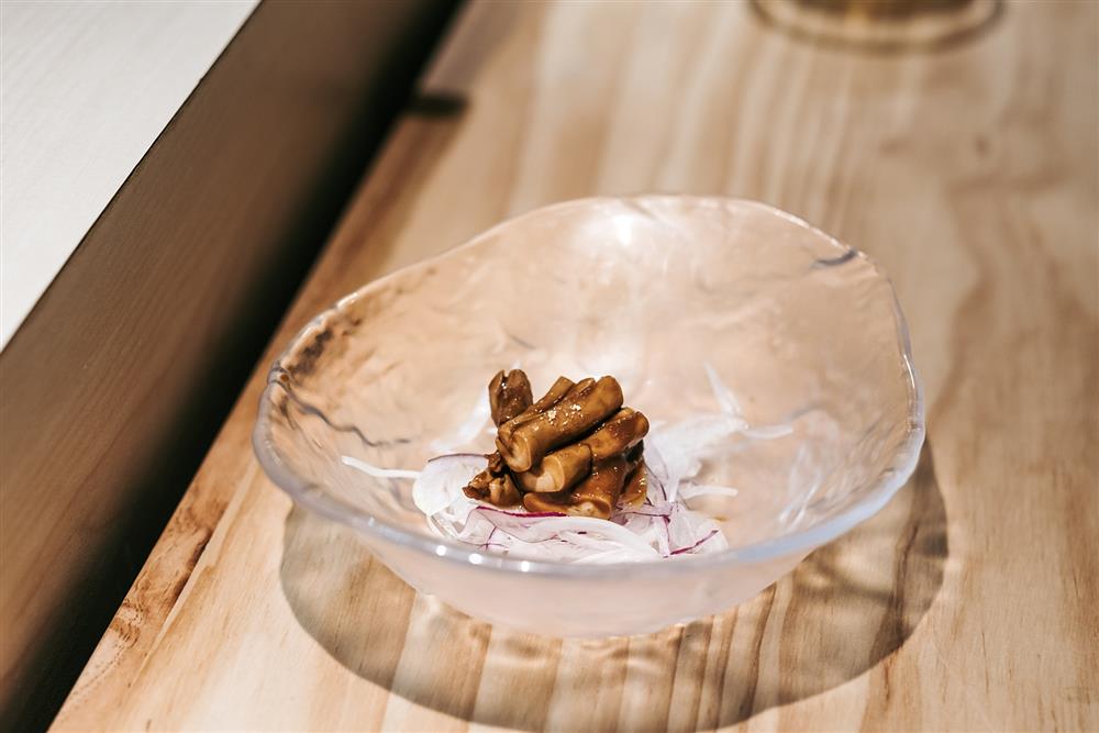 小檔布袋漁港旁的日式餐酒館「月実柴饗」烏魚白子