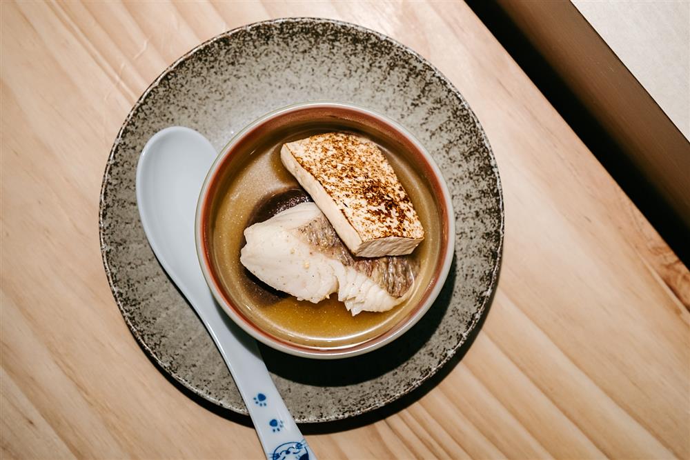 小檔布袋漁港旁的日式餐酒館「月実柴饗」採用虱木柴魚燉煮的湯底