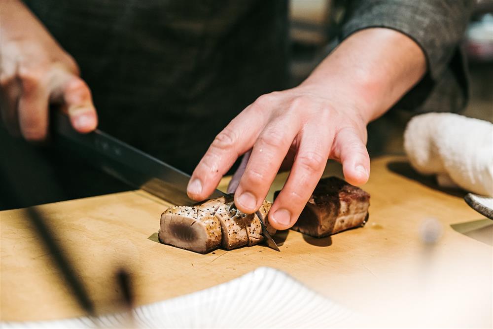 小檔布袋漁港旁的日式餐酒館「月実柴饗」來自有心肉舖子的鯤牧黑豬