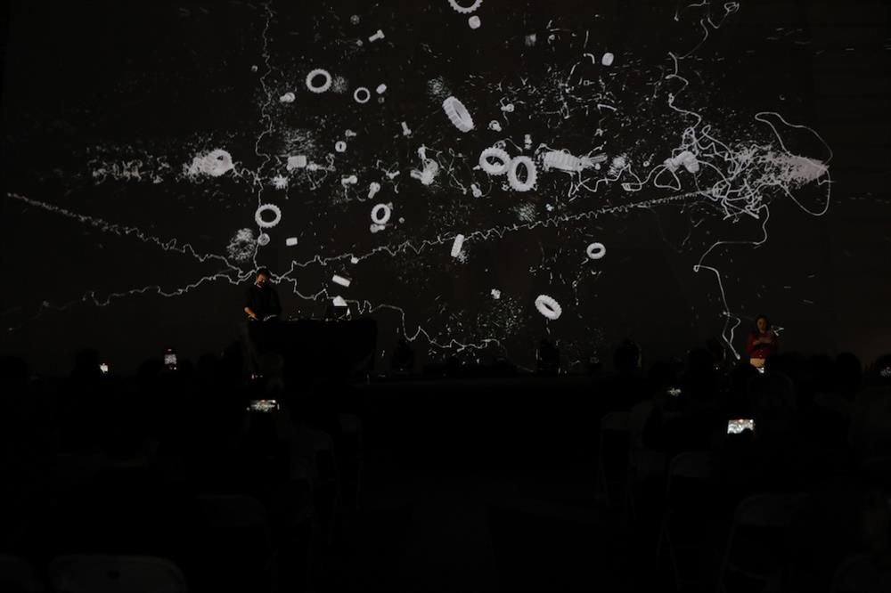 文化部指導，國立臺灣美術館主辦的「2023臺灣國際光影藝術節」藝術家王連晟以音像表演〈量子學〉揭開展覽序幕（攝影_黃雅農）