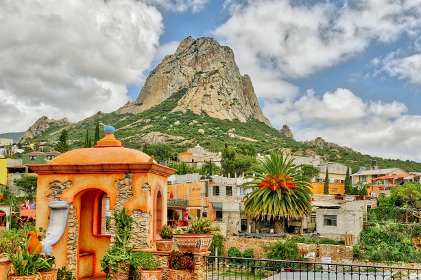 小檔4-1.墨西哥「克雷塔羅」四季宜人且人們熱情友善,因其壯麗的自然美景而獲得墨西哥「綠寶石」的美名。(圖片由Booking.com提供) 小檔4-1.墨西哥「克雷塔羅」四季宜人且人們熱情友善,因其壯麗的自然美景而獲得墨西哥「綠寶石」的美名。(圖片由Booking.com提供)