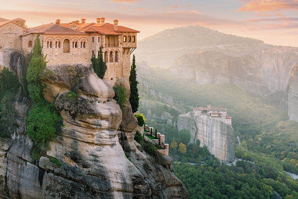 小檔7-1.希臘「卡蘭巴卡」受雄偉的巨石環繞,是數間歷史悠久的東正教修道院的所在地。(圖片由Booking.com提供) 小檔7-1.希臘「卡蘭巴卡」受雄偉的巨石環繞,是數間歷史悠久的東正教修道院的所在地。(圖片由Booking.com提供)