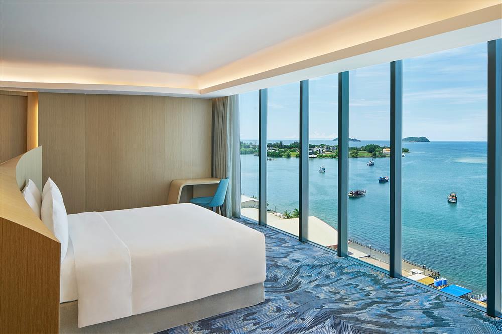 小檔6-2.「艾美度假酒店」位於海濱市場對面,旅宿以大量當地之品裝飾點綴。(圖片由Booking.com提供) 小檔6-2.「艾美度假酒店」位於海濱市場對面,旅宿以大量當地之品裝飾點綴。(圖片由Booking.com提供)