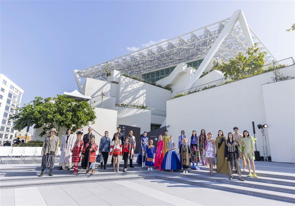 14-模特兒們與國寶老師於南美館前展演精彩作品 14-模特兒們與國寶老師於南美館前展演精彩作品