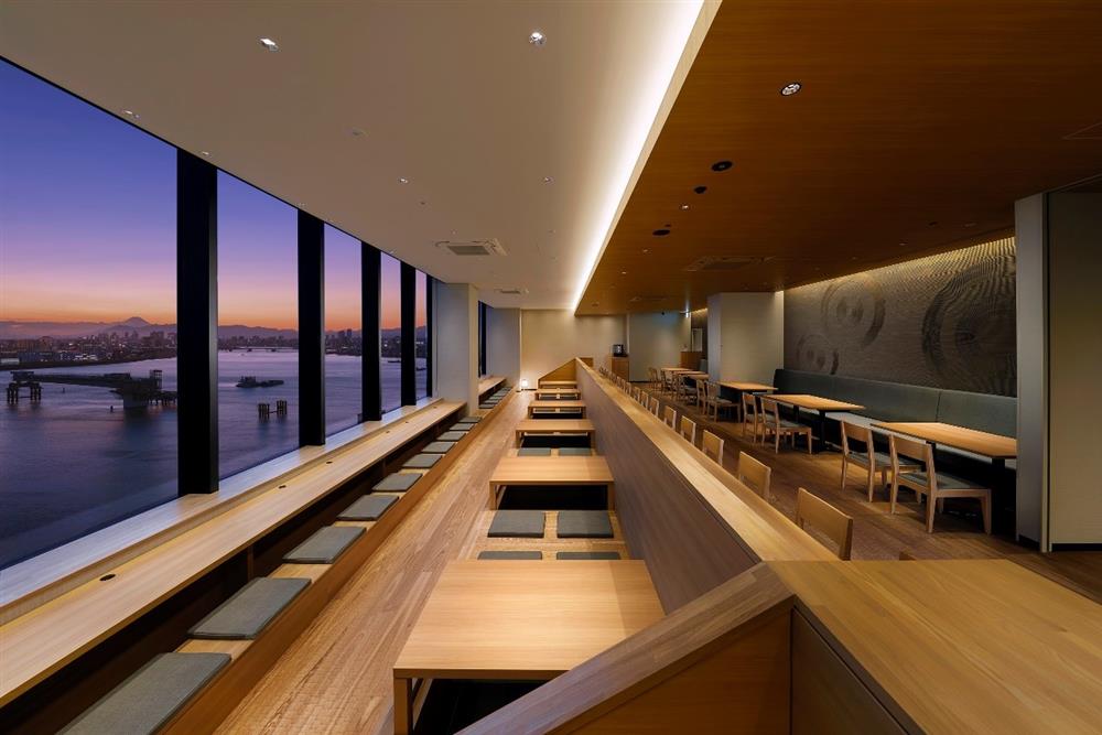 圖8:和食餐廳「泉天空」提供旅客泡湯之後的美食服務,讓你一邊欣賞壯闊河景,一邊品嘗特色美食。(照片來源:ⒸSumitomo Fudosan Villa Fontaine Co., Ltd.) 圖8:和食餐廳「泉天空」提供旅客泡湯之後的美食服務,讓你一邊欣賞壯闊河景,一邊品嘗特色美食。(照片來源:ⒸSumitomo Fudosan Villa Fontaine Co., Ltd.)