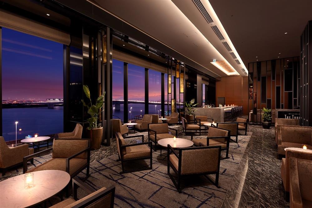 圖6:「BAR&LOUNGE THE THRONE」河景夜景優美的酒吧,提供旅客愜意享受美酒的悠閒時光。(照片來源:ⒸSumitomo Fudosan Villa Fontaine Co., Ltd.) 圖6:「BAR&LOUNGE THE THRONE」河景夜景優美的酒吧,提供旅客愜意享受美酒的悠閒時光。(照片來源:ⒸSumitomo Fudosan Villa Fontaine Co., Ltd.)