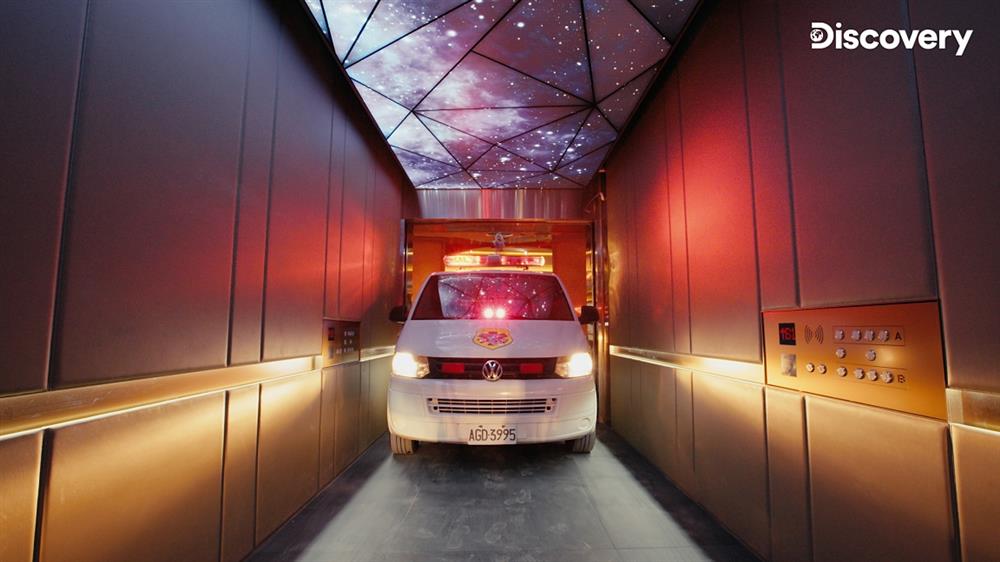 小檔《建築巨擘：陶朱隱園》四十戶的大樓有七座電梯，包括一座可乘載4.5噸的多功能電梯