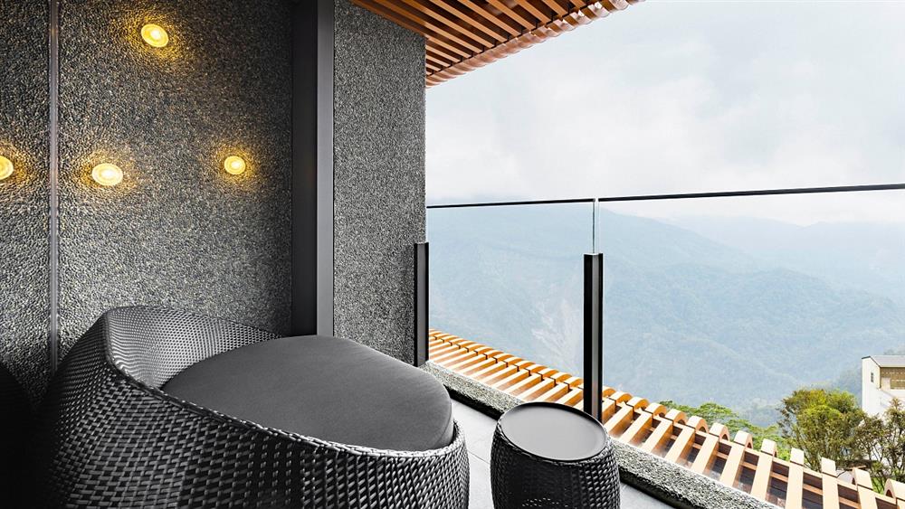 小檔精品房Standard Room-每間房間都有陽台並提供戶外座位，可以輕送感受芬多精的洗禮