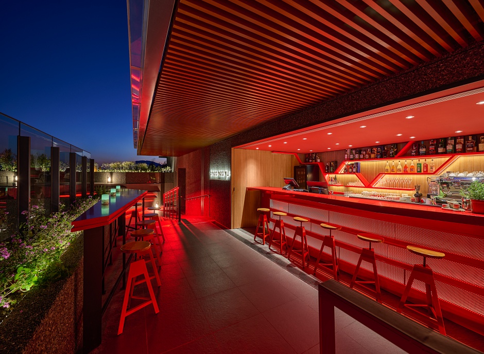 小檔阿里山英迪格酒店aveoveoyu酒吧為阿里山地區唯一的高空露天酒吧。