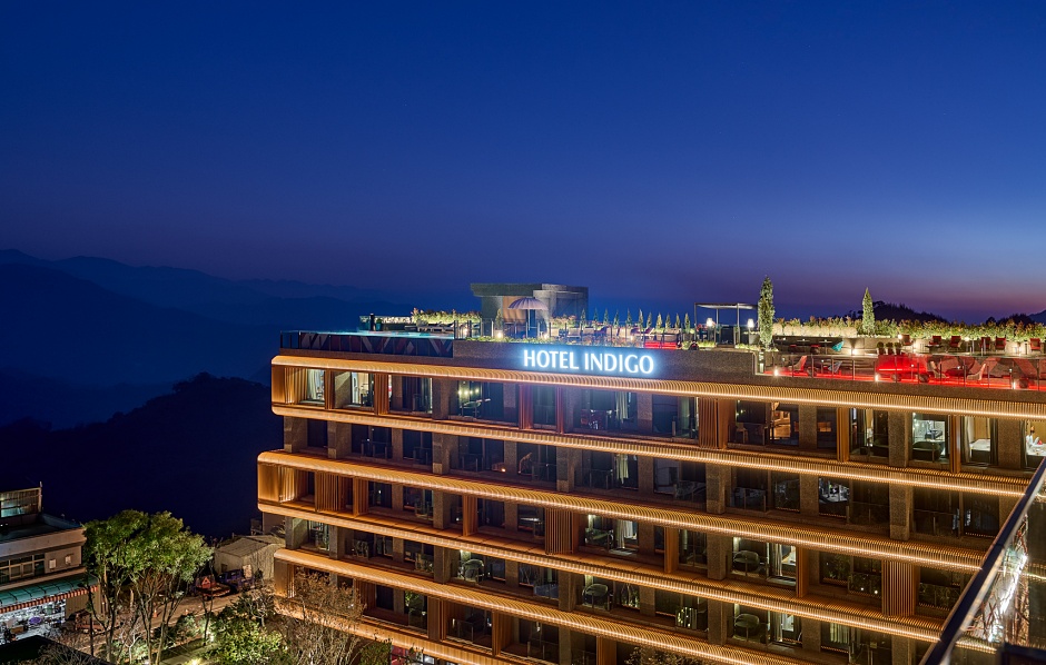 小檔阿里山英迪格酒店阿里山英迪格酒店的頂樓能看見日出、夕陽、雲海與星空