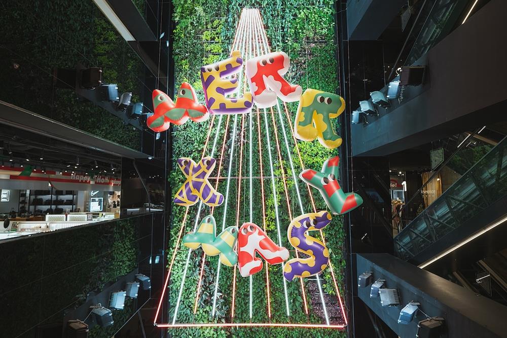 小檔和平製品延伸聖誕主腳們結合字體設計，立體排列後化身為聖誕花圈