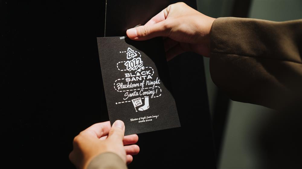 民眾可親手書寫聖誕祝福，BLACK SANTA將會跟物資一同提供給街頭無家者。
