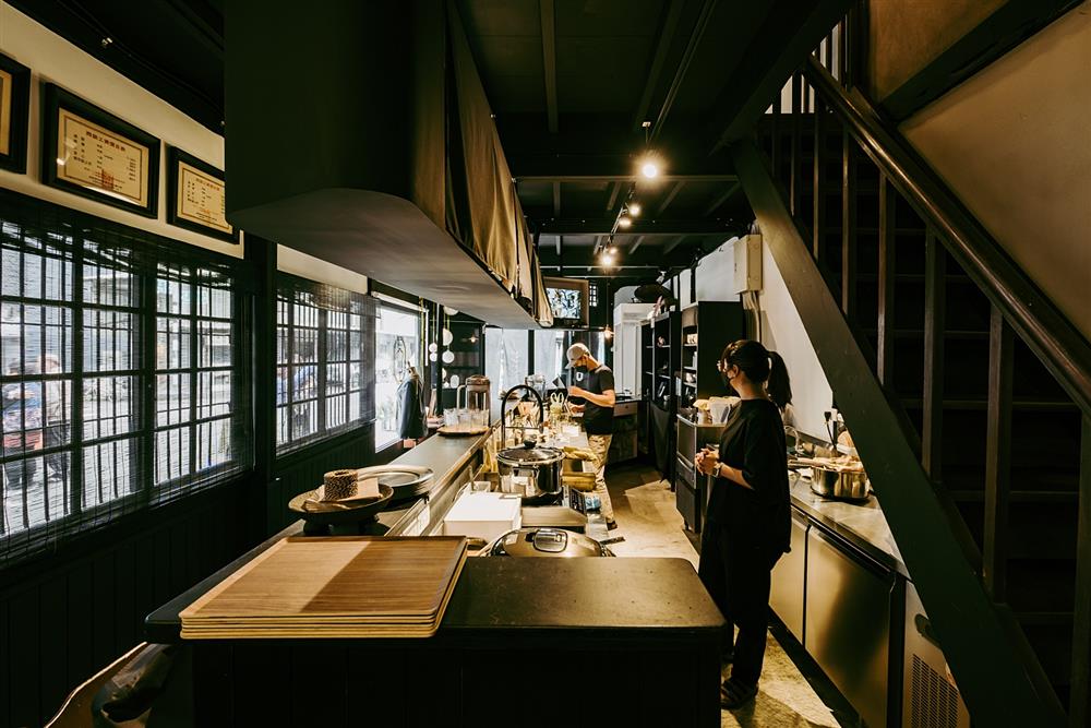 小檔上頭掛有不同時代的製衣價目表，成為物價逐年上升的佐證。